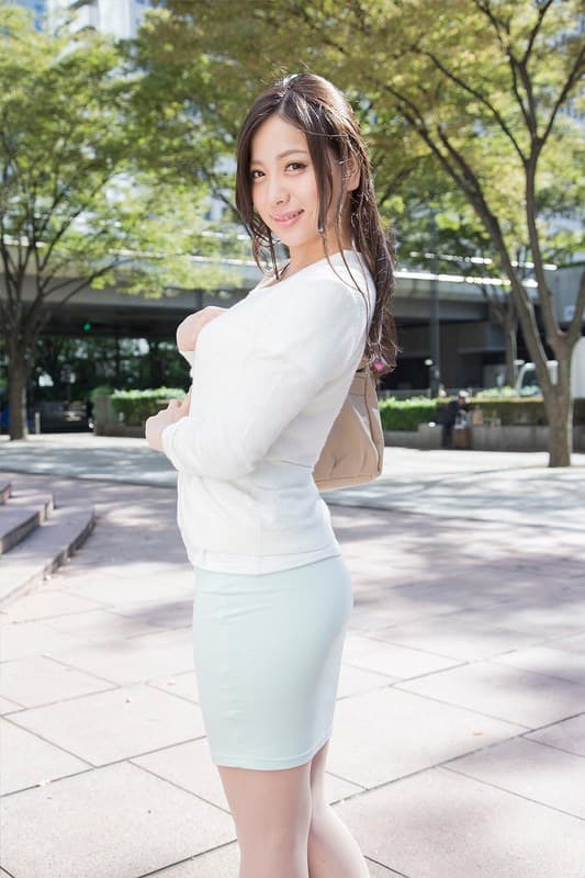 パン線！透けパン！街撮り即交渉！！ 着衣デカ尻OLタイトスカートナンパ あゆみ