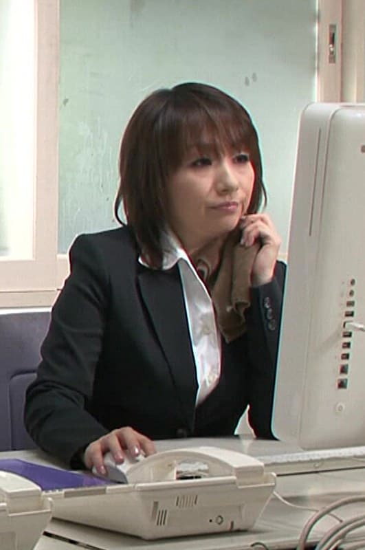 社内でイケないことをする熟女社員